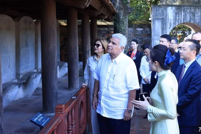 Tổng thống Cộng hòa Panama José Raúl Mulino và Phu nhân nghe giới thiệu về bia tiến sĩ. (Ảnh: Tuấn Anh/TTXVN)