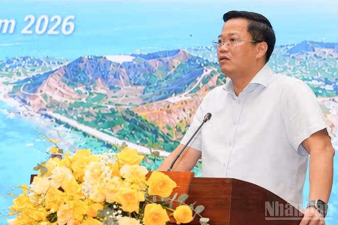 Chủ tịch Ủy ban nhân dân tỉnh Quảng Ngãi Nguyễn Đức Tâm phát biểu kết luận tại buổi làm việc. (Ảnh: HIỂN CỪ)