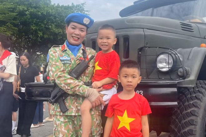 Đại úy Hoàng Thị Hương và 2 con trai. (Ảnh: Nhân vật cung cấp).