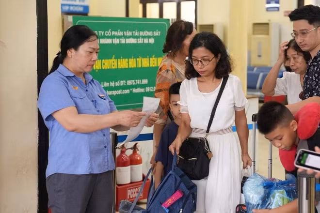 Hành khách làm thủ tục lên tàu.