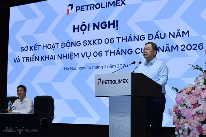 Phó Thủ tướng Thường trực Phạm Gia Túc phát biểu chỉ đạo Hội nghị sơ kết 6 tháng đầu năm, triển khai kế hoạch sản xuất, kinh doanh 6 tháng cuối năm 2026 của Tập đoàn Xăng dầu Việt Nam. (Ảnh: VGP/PHƯƠNG NGUYÊN)