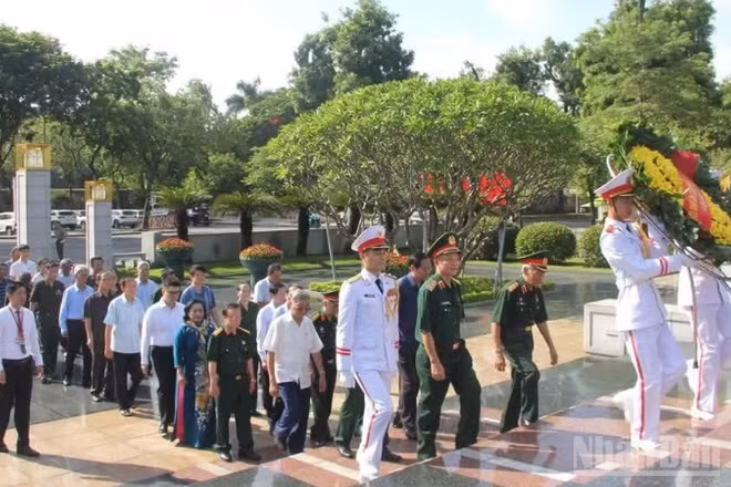 Đoàn đại biểu Hội Hỗ trợ gia đình Liệt sĩ Việt Nam dâng hương, dâng hoa tưởng niệm các Anh hùng Liệt sĩ tại Đài tưởng niệm trên đường Bắc Sơn, Hà Nội. (Ảnh: VŨ MINH)
