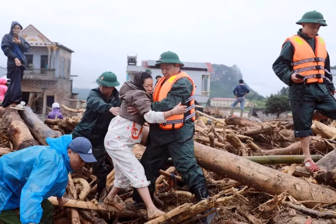 Lực lượng chức năng đưa người dân bản Chít, Mường Than, Lai Châu đến nơi an toàn. (Ảnh: TRẦN ANH TUẤN)