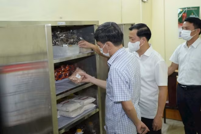 Lực lượng chức năng kiểm tra công tác bảo đảm an toàn thực phẩm tại các cơ sở sản xuất, kinh doanh trên địa bàn Thành phố Hà Nội. (Ảnh: THU THẢO)