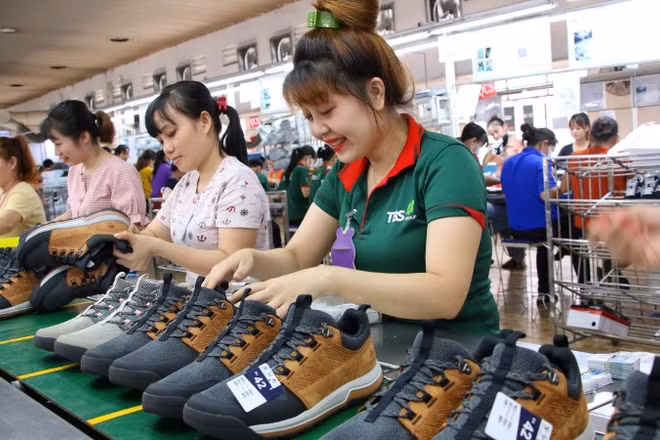 Sản xuất giày tại nhà máy TBS Group, phường Bình Dương. (Ảnh: THẾ ANH)