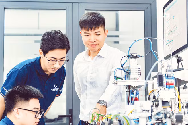 Sinh viên thực hành trên các thiết bị hiện đại tại phòng thí nghiệm.