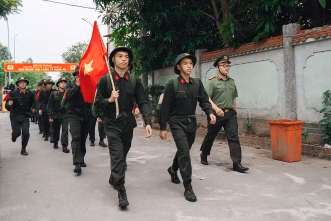 Đoàn cán bộ, chiến sĩ xuất phát hành quân tới Đài tưởng niệm các Anh hùng liệt sĩ Trường Sơn.