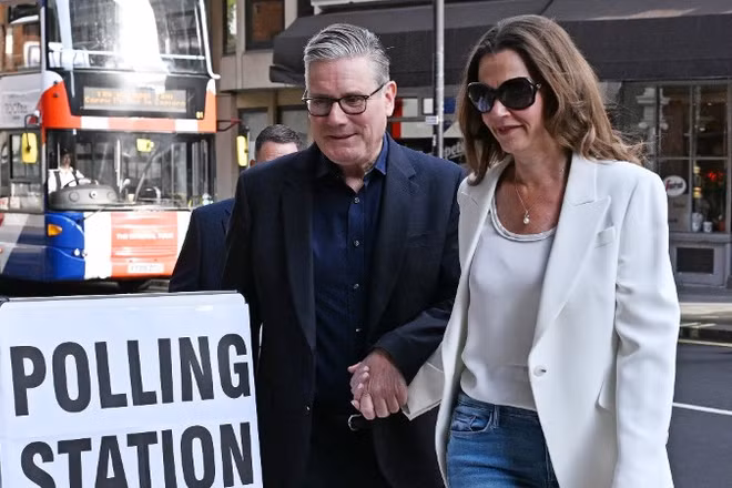 Thủ tướng Anh Keir Starmer (trái) cùng phu nhân tới điểm bỏ phiếu bầu cử Hội đồng địa phương tại London, ngày 7/5/2026. (Ảnh: THX/TTXVN)