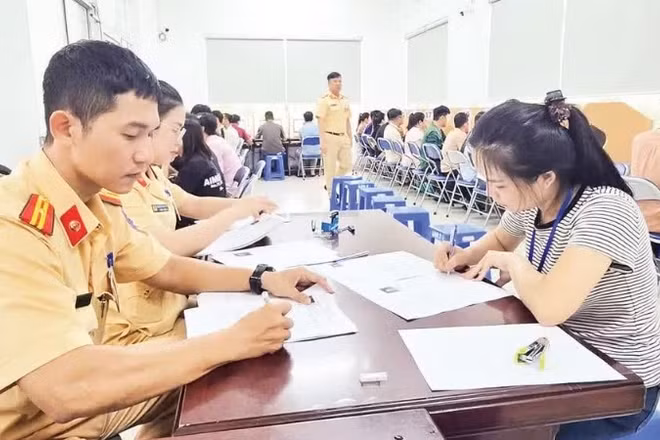 Người dân thực hiện thủ tục thi sát hạch lái xe ô-tô. (Ảnh: QUANG QUÝ)