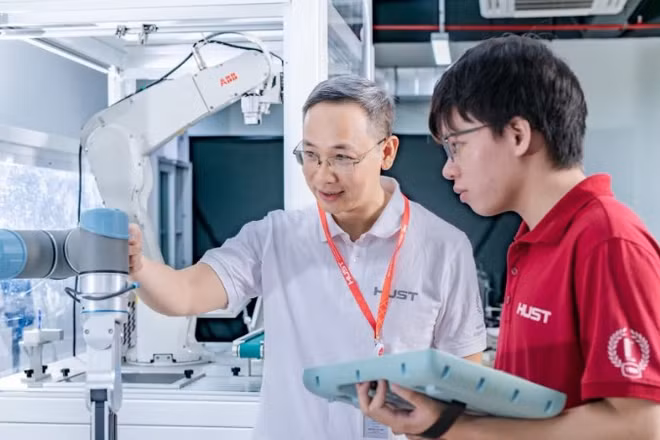 Nghiên cứu khoa học tại phòng thí nghiệm Trường Cơ khí, Đại học Bách khoa Hà Nội.
