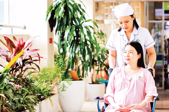 Đội ngũ điều dưỡng chăm sóc sức khỏe bà mẹ mang thai tại Bệnh viện Phụ sản Hà Nội. (Ảnh: HỒNG VÂN)