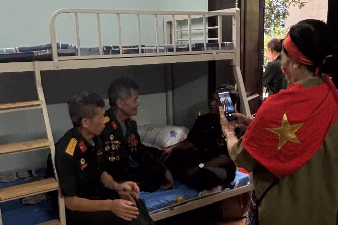 Những người lính từng vào sinh ra tử năm xưa, nay có dịp hội ngộ trong ngôi nhà chung thân tình.