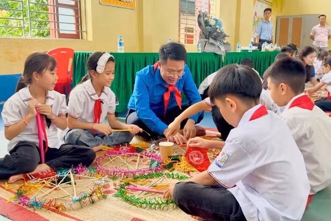 Hoạt động làm lồng đèn Trung thu trong khuôn khổ chương trình “Vì đàn em vùng biên thân yêu” và đêm hội “Trung thu cho em-Lồng đèn thắp sáng ước mơ” tại xã Sơn Kim 2, tỉnh Hà Tĩnh.