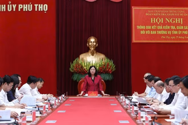Đồng chí Bùi Thị Minh Hoài phát biểu ý kiến tại buổi làm việc. (Ảnh: ĐỨC ANH)
