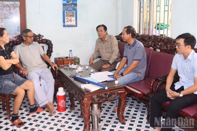 Lãnh đạo Ban Quản lý dự án đầu tư xây dựng các công trình giao thông tỉnh Quảng Ngãi trực tiếp đến các hộ gia đình ở xã An Phú vận động người dân sớm bàn giao mặt bằng dự án đường ven biển Dung Quất-Sa Huỳnh. (Ảnh: HIỂN CỪ)