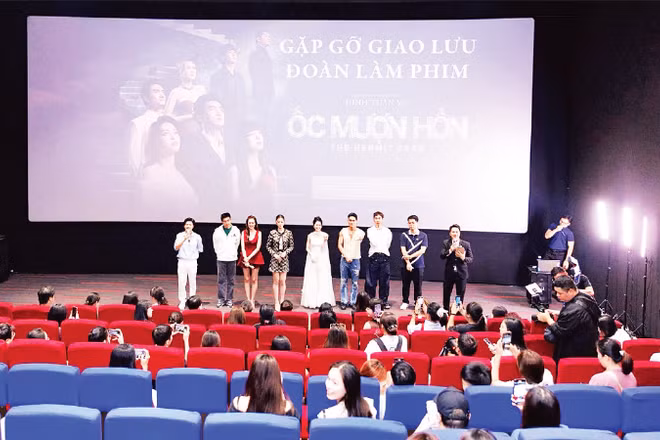 Ê-kíp phim “Ốc mượn hồn” giao lưu cùng khán giả.
