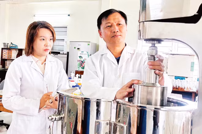 Thu chế phẩm nitrat hóa góp phần bổ sung nguồn thức ăn tự nhiên khi nuôi tôm thẻ. (Ảnh: VÂN NGA)