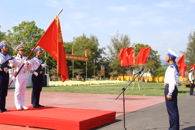 Đại diện chiến sĩ mới thực hiện tuyên thệ tại Lữ đoàn 957. (Ảnh: CTV)