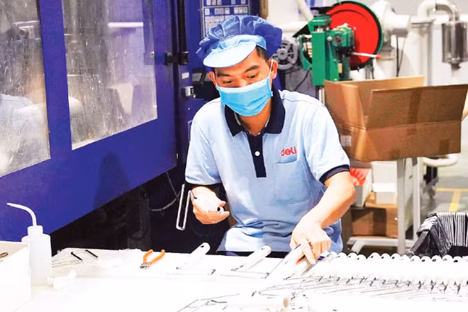 Sản xuất đồ dùng văn phòng phẩm, thiết bị giáo dục tại Nhà máy của Công ty TNHH Deli Việt Nam (FDI Trung Quốc), Khu công nghiệp Yên Phong, tỉnh Bắc Ninh. (Ảnh: ĐĂNG ANH)