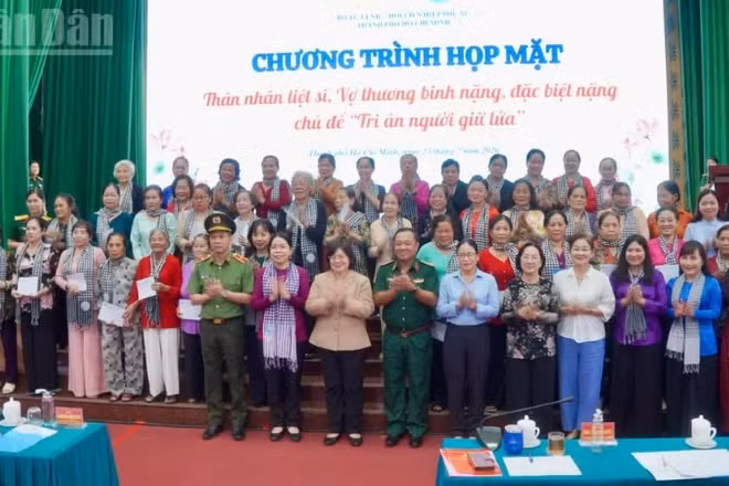 Ban tổ chức chụp ảnh lưu niệm cùng các thân nhân liệt sĩ, vợ thương bệnh binh. 