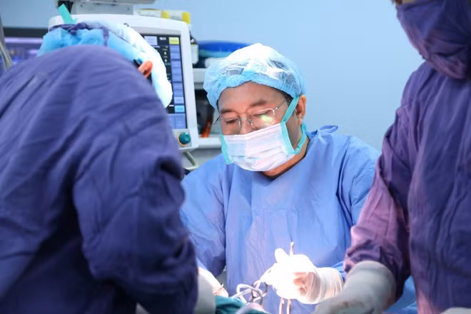 Tiến sĩ, Bác sĩ Nguyễn Quang Vịnh cùng kíp phẫu thuật nỗ lực khắc phục tổn thương cho người bệnh tai nạn pháo nổ. (Ảnh do bệnh viện cung cấp)