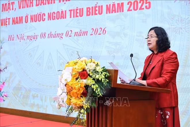Đồng chí Bùi Thị Minh Hoài, Chủ tịch Uỷ ban Trung ương Mặt trận Tổ quốc Việt Nam phát biểu tại buổi gặp mặt, vinh danh tập thể, cá nhân người Việt Nam ở nước ngoài tiêu biểu năm 2025. (Ảnh: MINH ĐỨC/TTXVN)