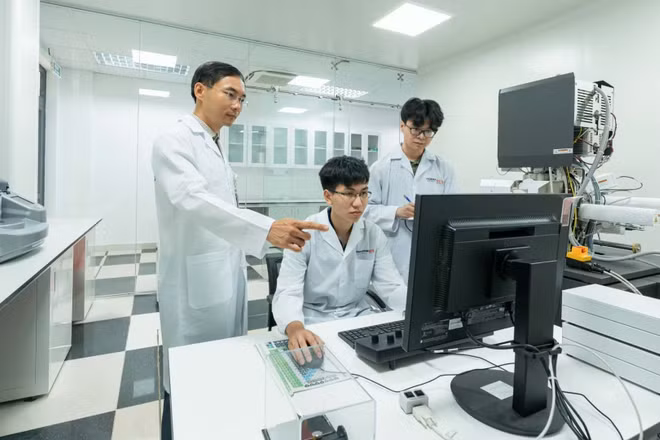 Giảng viên và sinh viên Đại học Phenikaa thực hành trong phòng thí nghiệm. (Ảnh: PHƯỚC AN)
