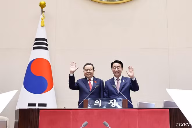 Chủ tịch Quốc hội Trần Thanh Mẫn cùng Chủ tịch Quốc hội Hàn Quốc Cho Jeong Sik tham quan phòng họp của Quốc hội Hàn Quốc. (Ảnh: Doãn Tấn/TTXVN)