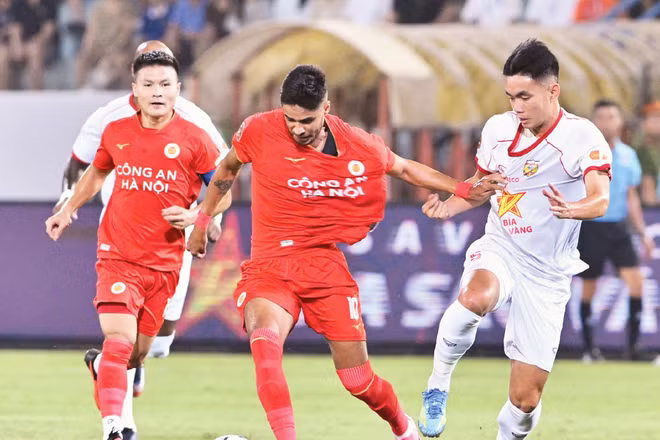 Đội Công an Hà Nội (áo đỏ) thắng đội Hồng Lĩnh Hà Tĩnh với tỷ số 2-0. (Ảnh: TRẦN HẢI)