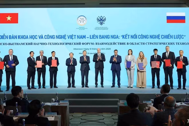 Tổng Bí thư, Chủ tịch nước Tô Lâm và Phó Thủ tướng Nga Dmitry Chernyshenko chứng kiến trao thỏa thuận hợp tác giữa hai nước. (Ảnh: Thống Nhất/TTXVN)