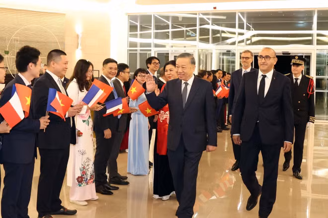 Cán bộ, nhân viên Đại sứ quán và cộng đồng người Việt Nam tại Pháp đón Tổng Bí thư, Chủ tịch nước Tô Lâm và Phu nhân. (Ảnh: Thống Nhất/TTXVN)