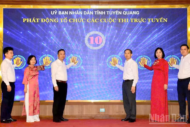 Đại biểu thực hiện nghi thức phát động cuộc thi. (Ảnh: ĐỨC THẮNG)