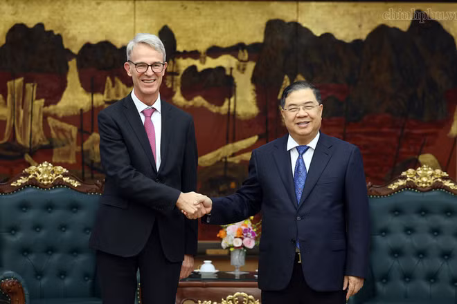 Phó Thủ tướng Thường trực Phạm Gia Túc tiếp Tiến sĩ Clas Neumann, Phó Chủ tịch cấp cao, Giám đốc Toàn cầu SAP Labs Network (Cộng hòa Liên bang Đức). (Ảnh: chinhphu.vn/Phương Nguyên)
