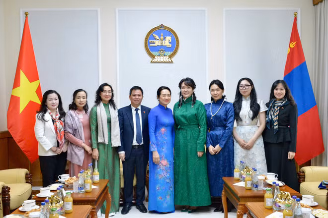 Phu nhân Chủ tịch Quốc hội Nguyễn Thị Thanh Nga và bà Gantsetseg Tsendsuren, Phu nhân Chủ tịch Quốc hội Mông Cổ chụp ảnh chung với các thành viên trong Đoàn. (Ảnh: LÊ TUYẾT)