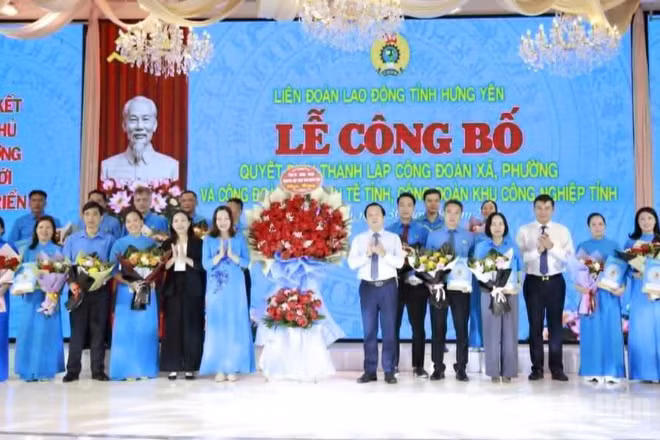 Bí thư Tỉnh ủy Hưng Yên Phạm Quang Ngọc tặng hoa chúc mừng các tổ chức Công đoàn. (Ảnh: MAI TÚ)