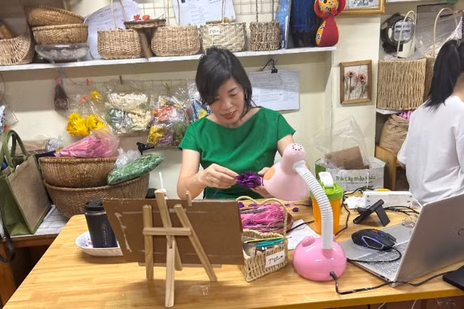 Chị Nguyễn Trang Phương tại xưởng hoa khô Phương Xavia.