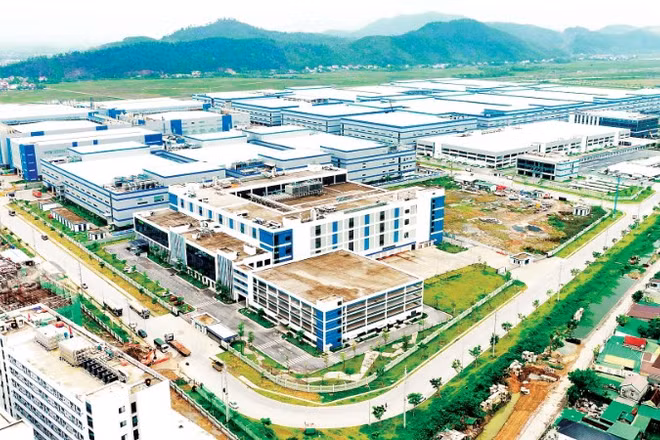 Nhờ hoàn thiện hạ tầng và phát triển logistics hiện đại gắn với hành lang đông-tây nên Nghệ An đang là điểm đến của các nhà đầu tư. Trong ảnh: Một góc Khu công nghiệp VSIP. (Ảnh: THÀNH CHÂU)