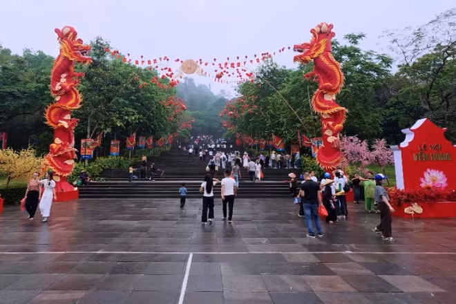 Cổng vào khu di tích được trang hoàng lộng lẫy với biểu tượng rồng rực rỡ, đón chào dòng người hành hương về Đất Tổ. 
