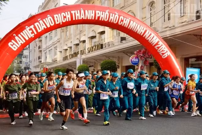 Các vận động viên xuất phát cự ly 3km. (Ảnh: KHANG ANH)
