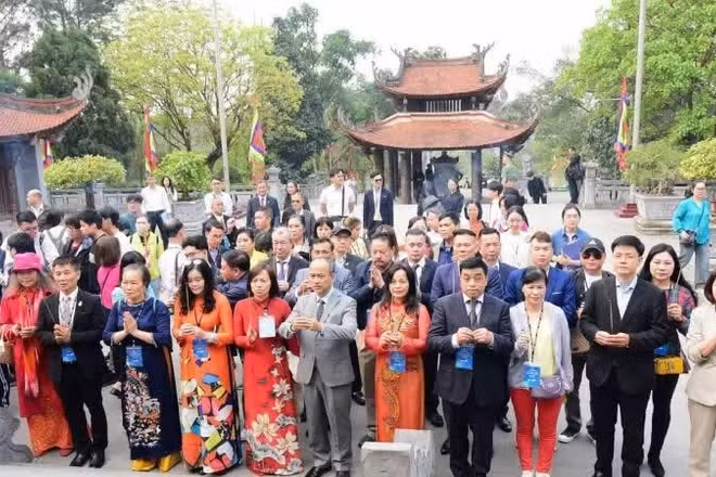 Đoàn kiều bào dâng hương tại Khu Di tích lịch sử Đền Hùng, tỉnh Phú Thọ. (Nguồn: Ủy ban người Việt Nam tại nước ngoài)