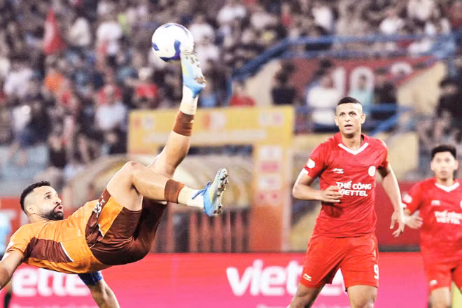 Đội Thể Công Viettel (áo đỏ) thắng đội Hoàng Anh Gia Lai với tỷ số 1-0. (Ảnh: TRẦN HẢI)