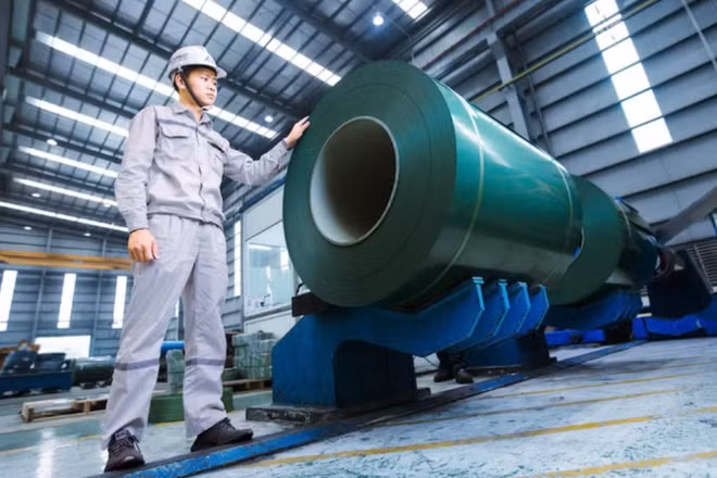 Dây chuyền sản xuất tôn màu tại nhà máy của Tập đoàn Hòa Phát. (Ảnh: NGUYỄN NGHI)