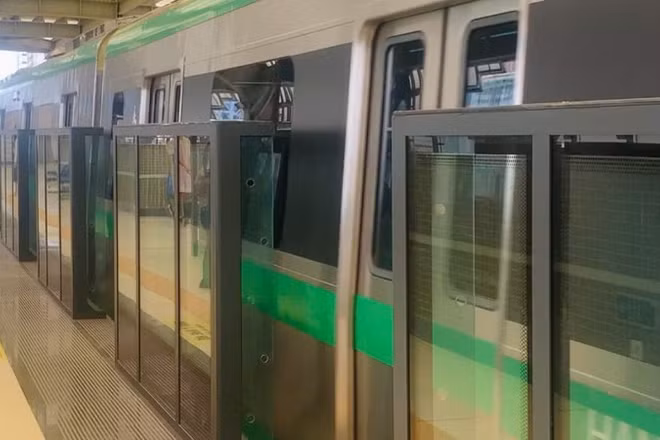 [Video] Người dân thích thú trải nghiệm tàu điện trên cao dịp nghỉ lễ