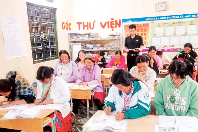 Lớp học chữ bản Làng Sáng lúc nào cũng đông đủ học viên.