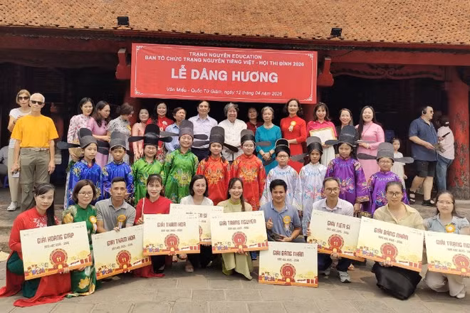 Các em học sinh dâng hương báo cáo thành tích tại Văn Miếu Quốc Tử Giám.