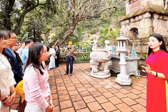Du khách nghe thuyết minh tại tháp Viên Thông, chùa Thanh Mai.