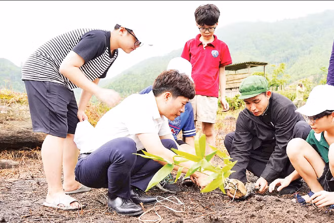Người dân xã Bản Liền, tỉnh Lào Cai tham gia chương trình trồng cây, tháng 8/2025. (Ảnh: TL)
