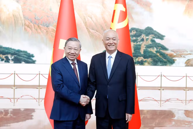 Tổng Bí thư, Chủ tịch nước Tô Lâm và đồng chí Thái Kỳ, Ủy viên Ban Thường vụ Bộ Chính trị, Bí thư Ban Bí thư Trung ương Đảng Cộng sản Trung Quốc. (Ảnh: THỐNG NHẤT/TTXVN)