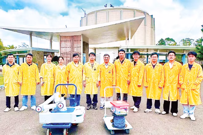 Thử nghiệm robot tại lò Hạt nhân Đà Lạt. (Ảnh TIẾN HIẾU)