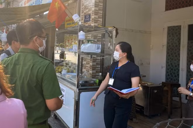 Các lực lượng chức năng phường Vũng Tàu kiểm tra tiệm bánh mì trên đường Đồ Chiểu. 